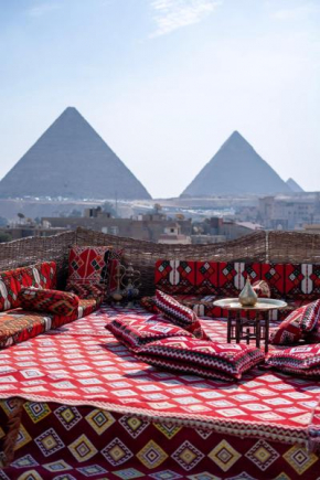 The vintage duplex Khan, Pyramids view